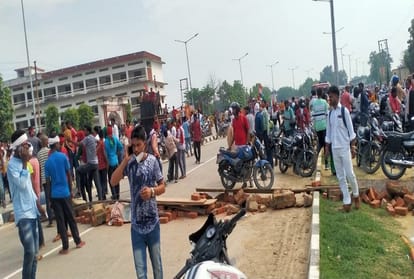 Villagers blocked Varanasi Ghazipur road demanding martyr status for army man who died in assam