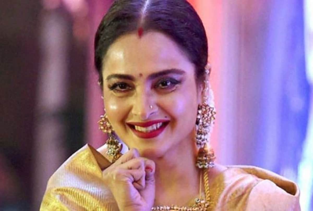 Rekha made a sensational entry in rishi kapoor and neetu singh wedding wearing mangalsutra and sindoor making every one believe she was amitabh bachchans wife