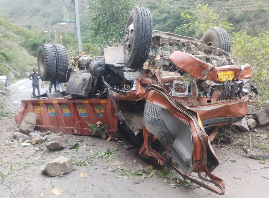 tipper falling in karsog-rampur road, driver died