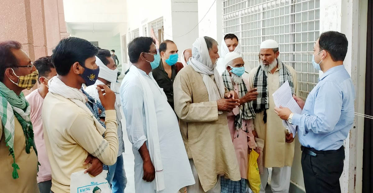 Oximeter distributed to the needy through the presidents of three institutes