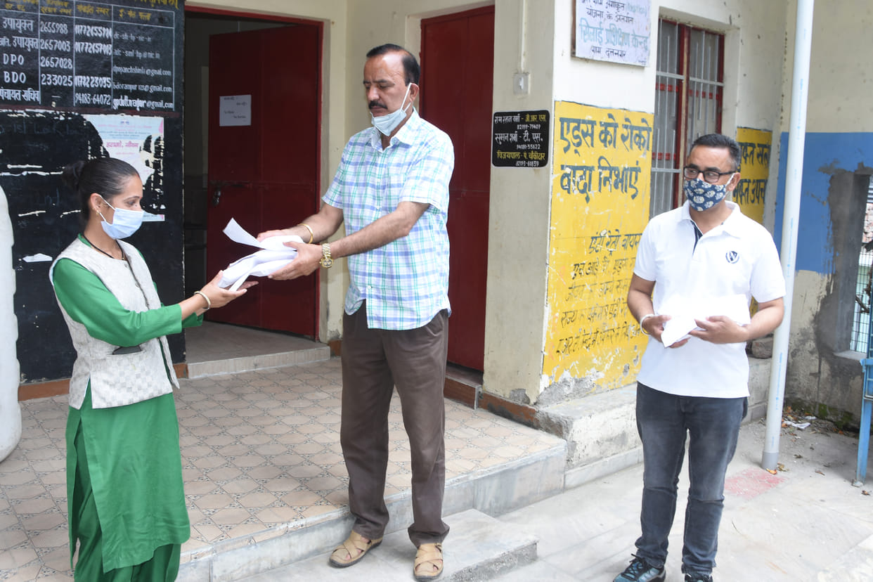 Pulse oximeter distributed to the infected in Dattanagar Panchayat at rampu bushar, Villagers and Panchayat representatives appreciated the campaign of Amar Ujala Foundation, amar ujala, amar ujala foundation, rampur bushar