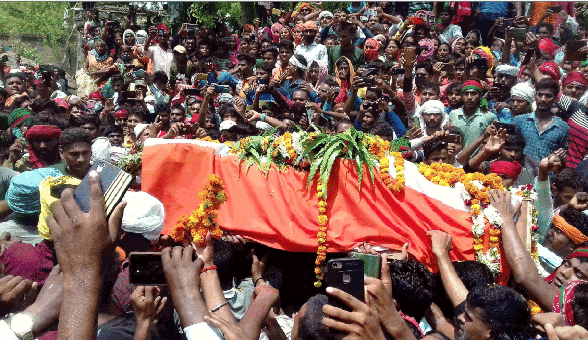 People gathered to see last funeral of army jawan for last glimpse of the body in Ghazipur