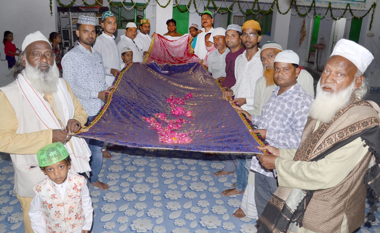 Mathura: I took color today in Chunaria Aaka Tore Rang...