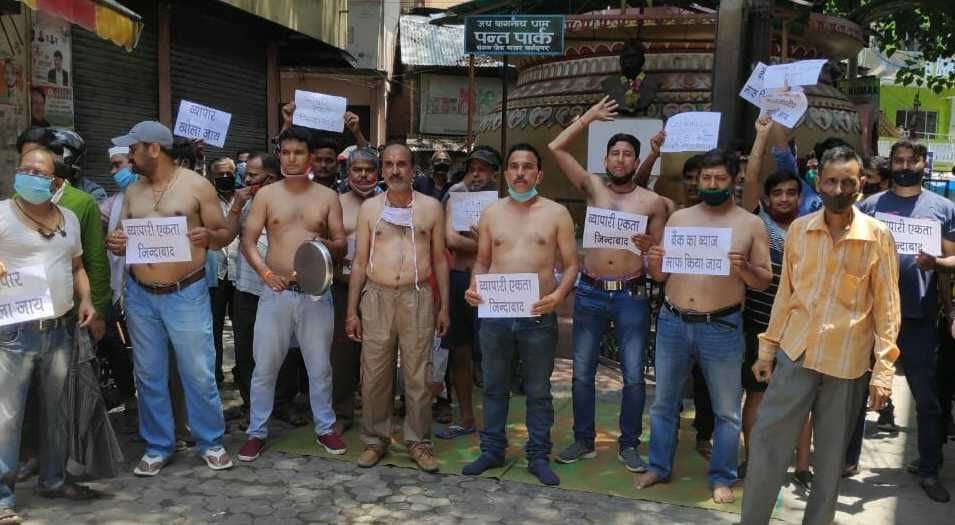 Traders demonstrated against the government by being half-naked