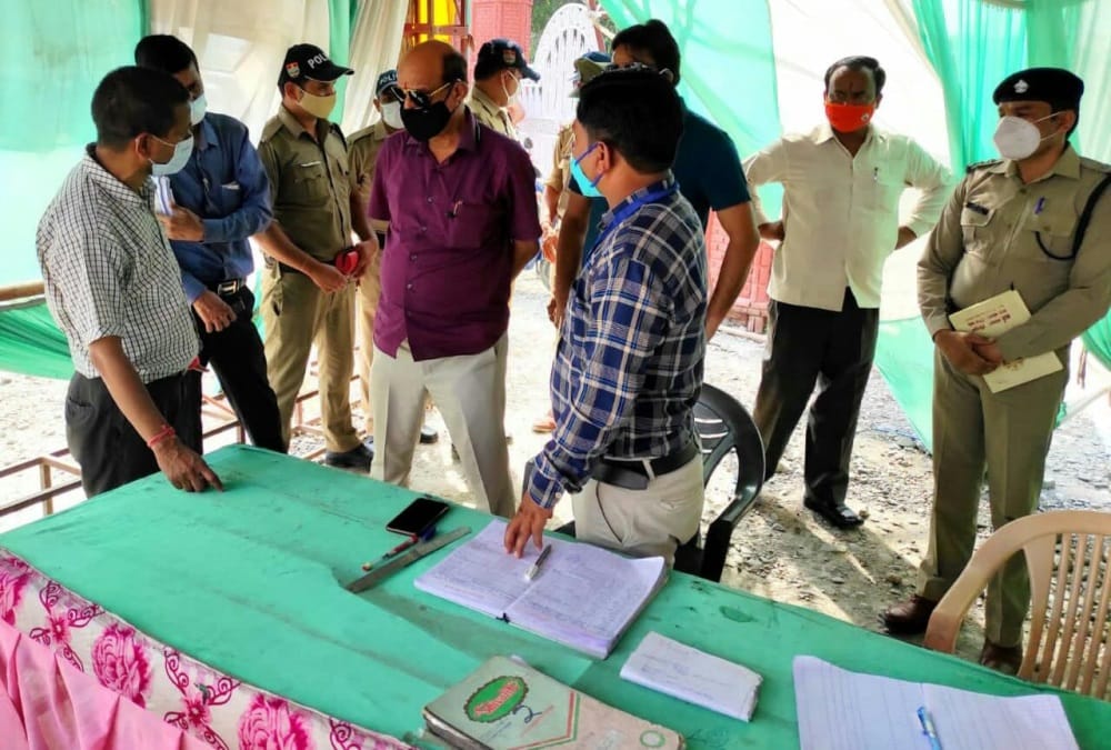 Coronavirus in Uttarakhand: Cabinet minister Doing Surprise inspection on covid check post and found fake rtpcr Report
