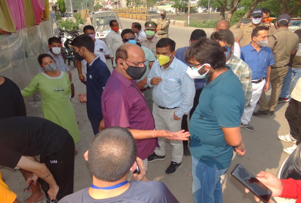 Coronavirus in Uttarakhand: Cabinet minister Doing Surprise inspection on covid check post and found fake rtpcr Report