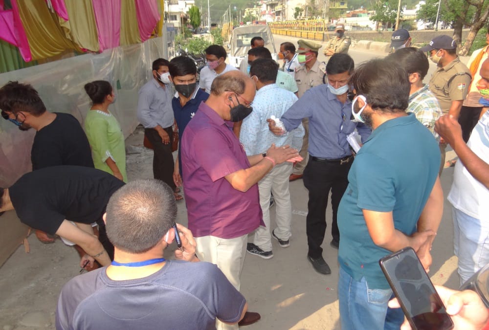 Coronavirus in Uttarakhand: Cabinet minister Doing Surprise inspection on covid check post and found fake rtpcr Report