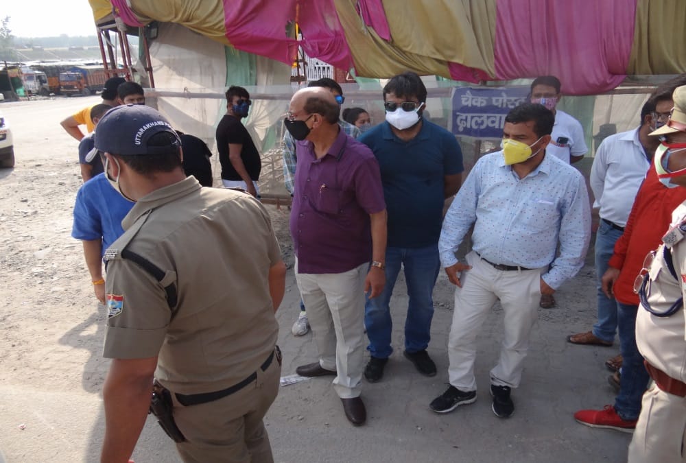 Coronavirus in Uttarakhand: Cabinet minister Doing Surprise inspection on covid check post and found fake rtpcr Report