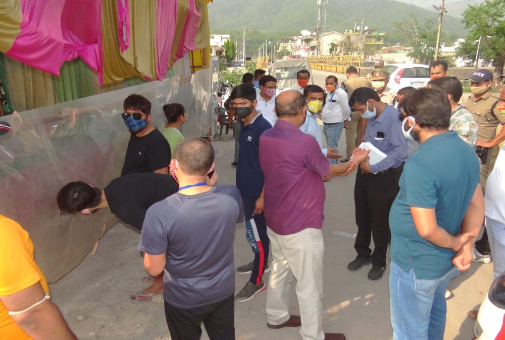 Coronavirus in Uttarakhand: Cabinet minister Doing Surprise inspection on covid check post and found fake rtpcr Report