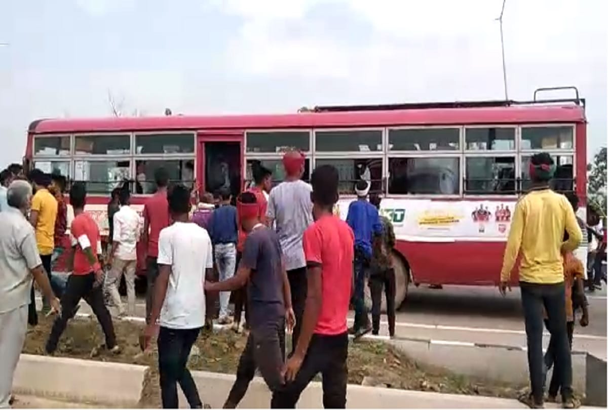 Demand for martyr status Villagers vandalized many vehicles including roadways buses on varanasi ghazipur road now police take action