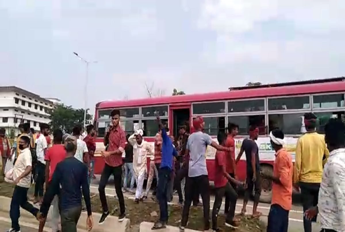 Demand for martyr status Villagers vandalized many vehicles including roadways buses on varanasi ghazipur road now police take action