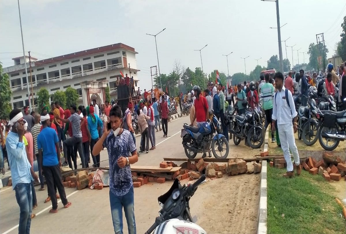 Demand for martyr status Villagers vandalized many vehicles including roadways buses on varanasi ghazipur road now police take action