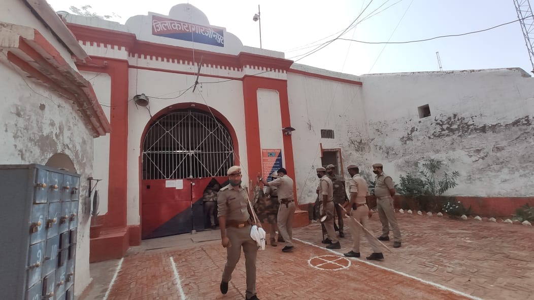huge ruckus in jaunpur district jail After the death of a convicted prisoner they came out of the barracks captured the jail