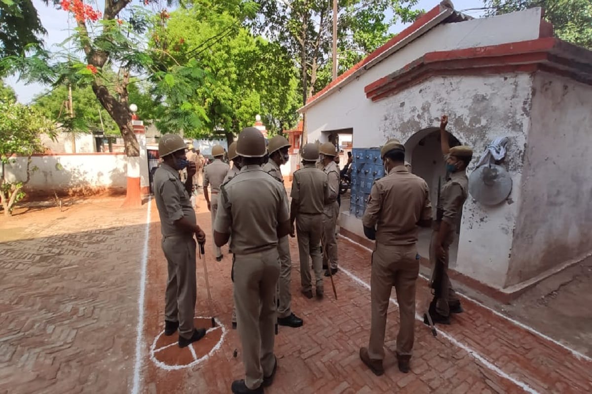 huge ruckus in jaunpur district jail After the death of a convicted prisoner they came out of the barracks captured the jail