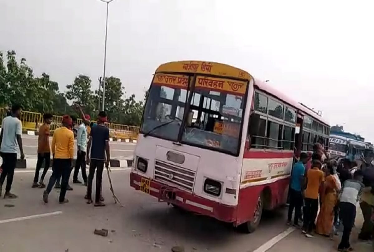 Villagers blocked Varanasi Ghazipur road demanding martyr status for army man who died in assam