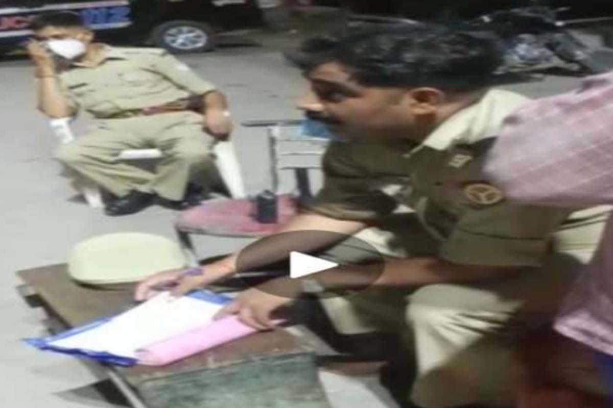 Bijnor: Without wearing a mask, inspector make challan to those who did not cut the mask