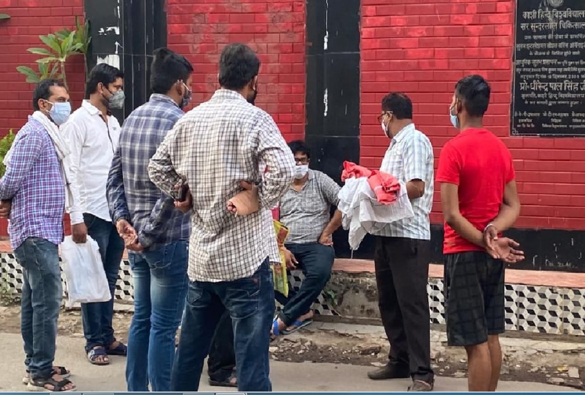 Negligence again in BHU hospital varanasi 16 day old baby did not get bed doctors did not come to see he died in ambulance