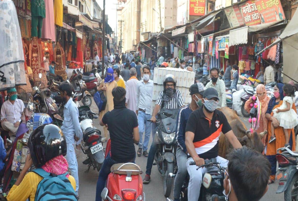 crowd gathered in market of agra after corona curfew relaxation