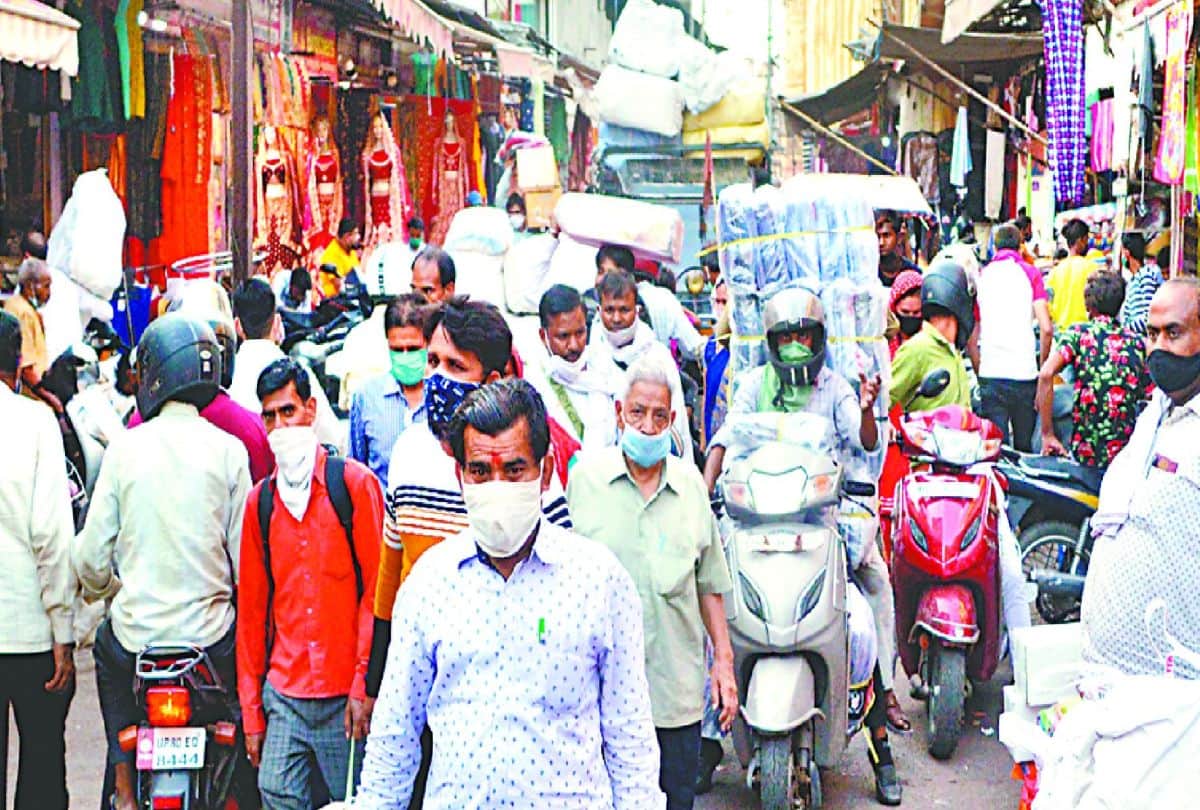 crowd gathered in market of agra after corona curfew relaxation