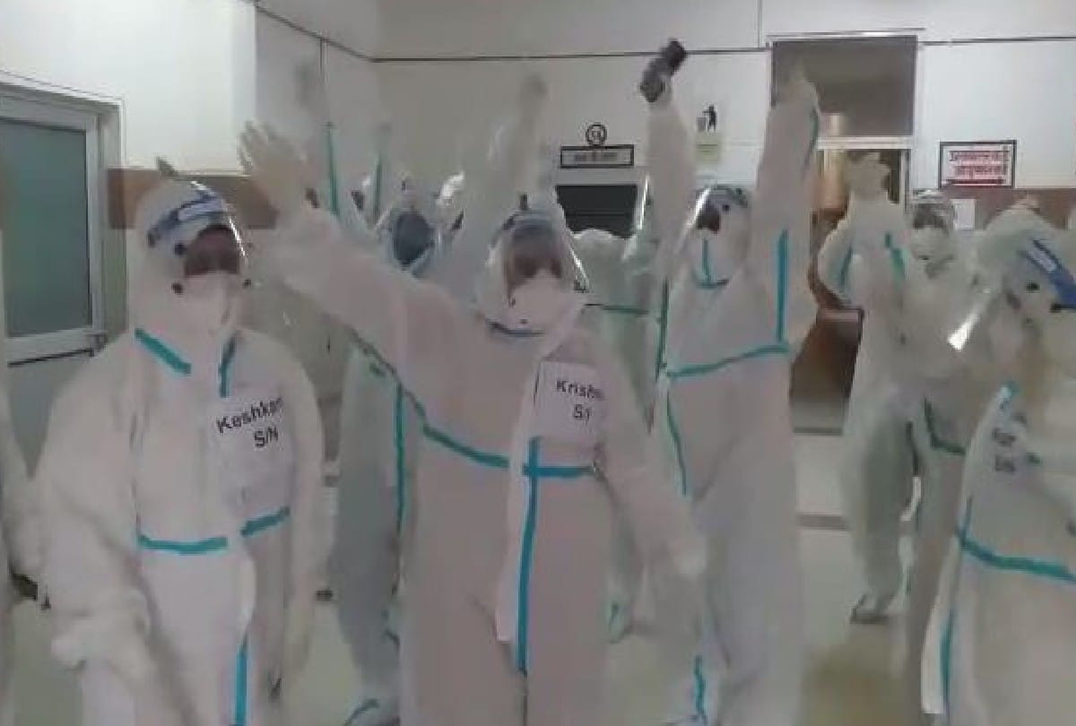 lady doctor and health workers dance in covid ward video goes viral in firozabad