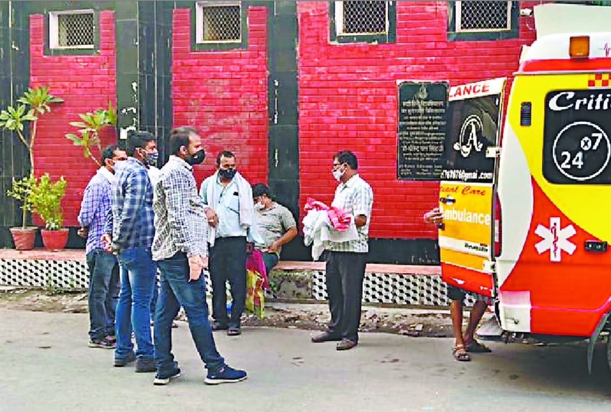 Negligence again in BHU hospital varanasi 16 day old baby did not get bed doctors did not come to see he died in ambulance