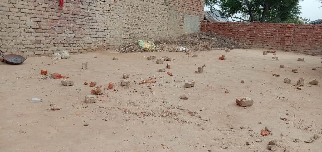 mahila pradhaan ke ghar par hamala, patharaav