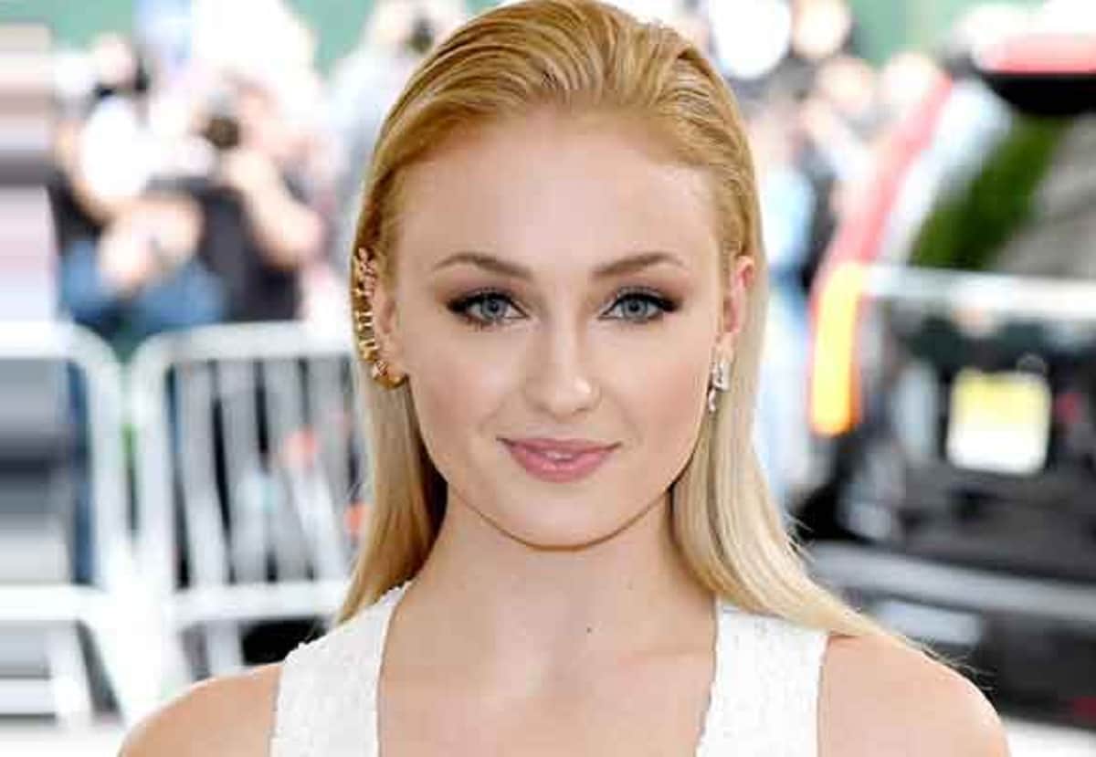 Time Is Not Straight and Neither Am I, Sophie Turner Cryptic Instagram Post Leaves Fans Confused