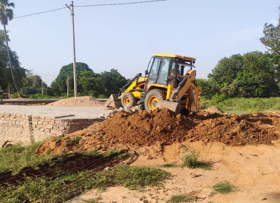 Bulldozers thundered in Kali Khoh area, illegal constructions were demolished