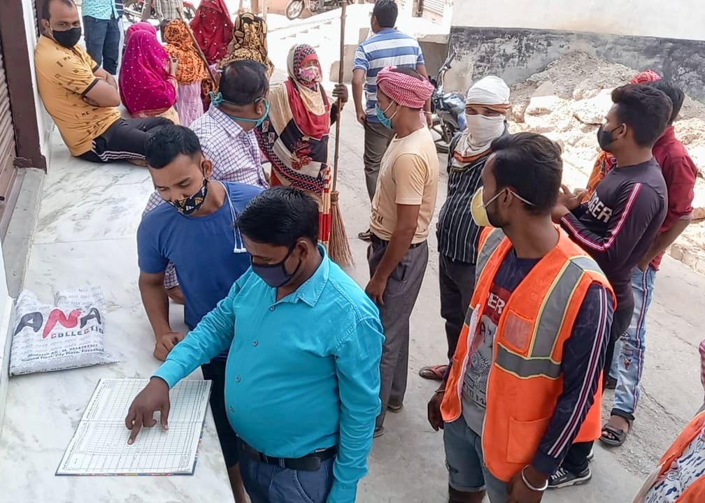 Sanitation workers angry due to unnecessary harassment, uproar at Deputy Chairman's residence, sloganeering