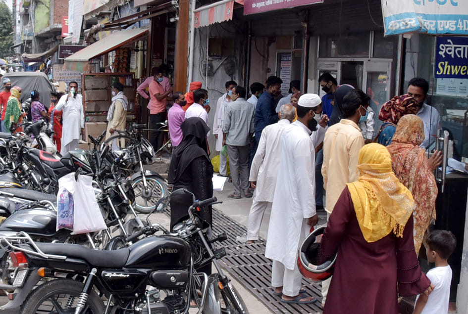 Crowd in markets, not following social distancing