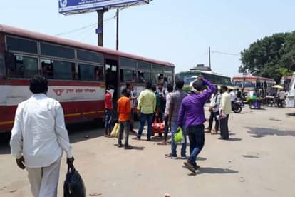 रोडवेज के रेलवे बस स्टेशन पर पहुंचे यात्री।