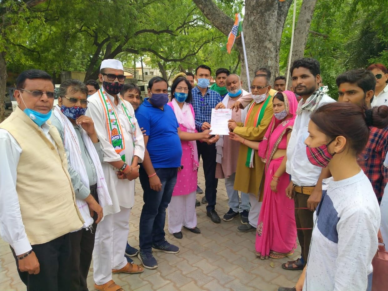 People get one crore vaccines every day: Congress