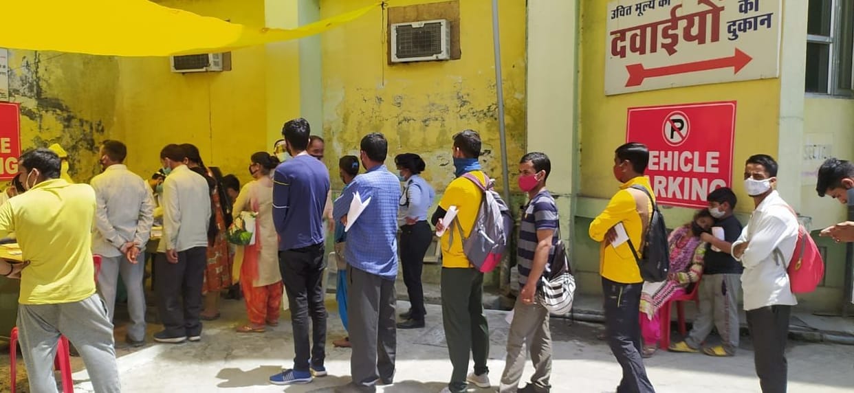 people stood for an hour to give corona samples