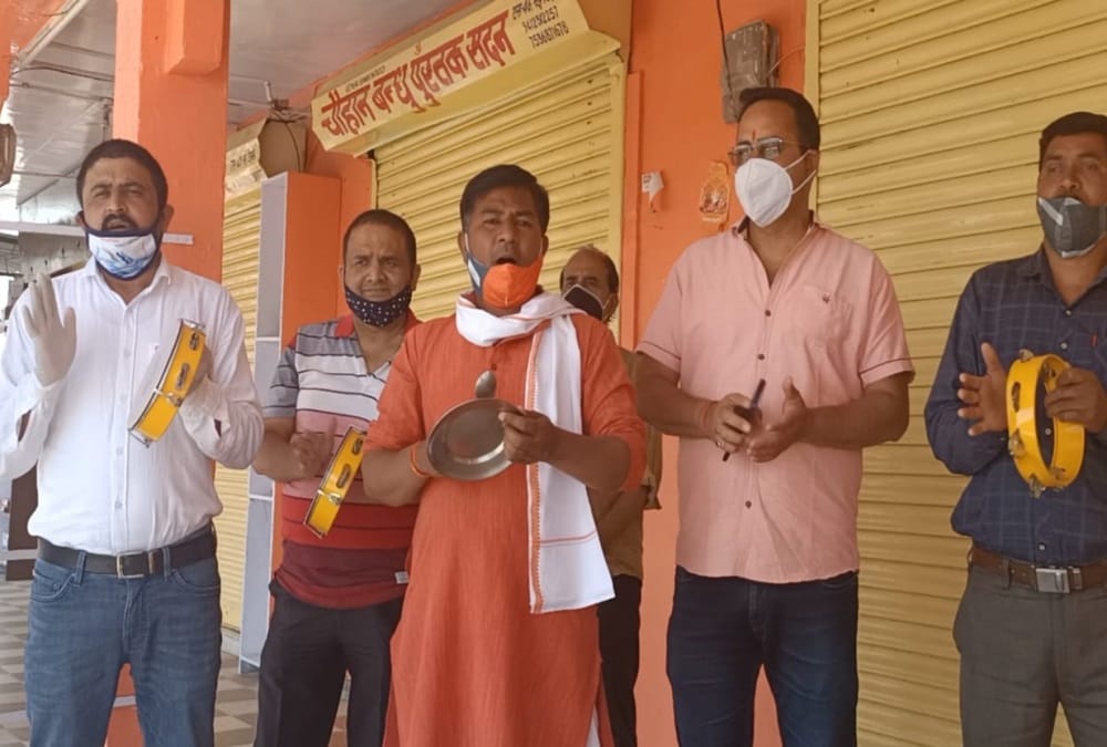Coronavirus in Uttarakhand : Protest With Thali and Thali For open Shops in Garhwal photos