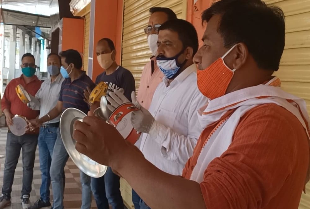 Coronavirus in Uttarakhand : Protest With Thali and Thali For open Shops in Garhwal photos
