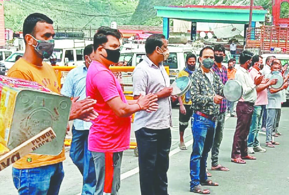 Coronavirus in Uttarakhand : Protest With Thali and Thali For open Shops in Garhwal photos