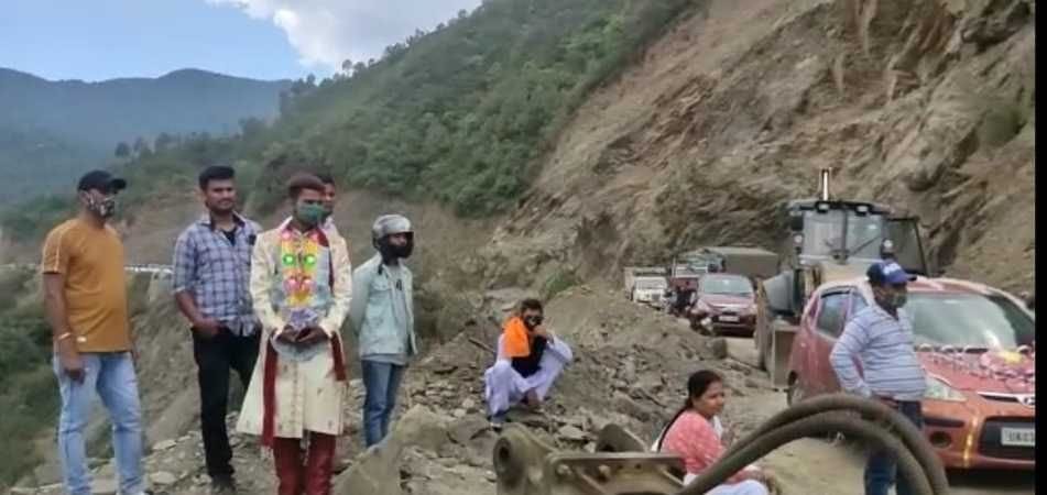 Baraat's car was stuck for hours due to debris, dozens of other vehicles were also trapped