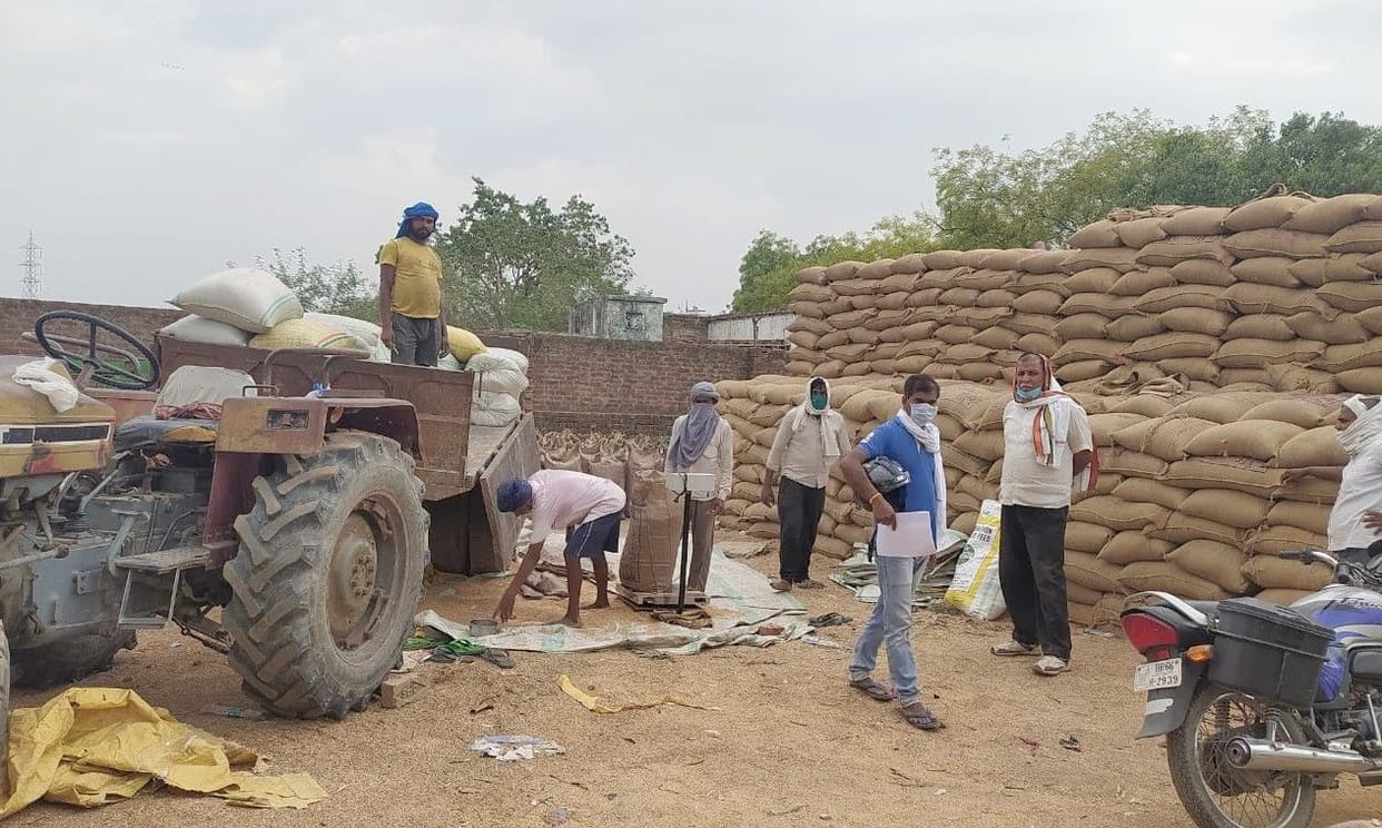 As the date of closing of wheat procurement approached, the crowd started increasing at the purchasing centers