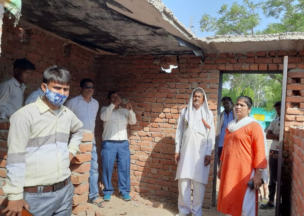 The wall of the community toilet building in Jalalpur snapped, the linter hung