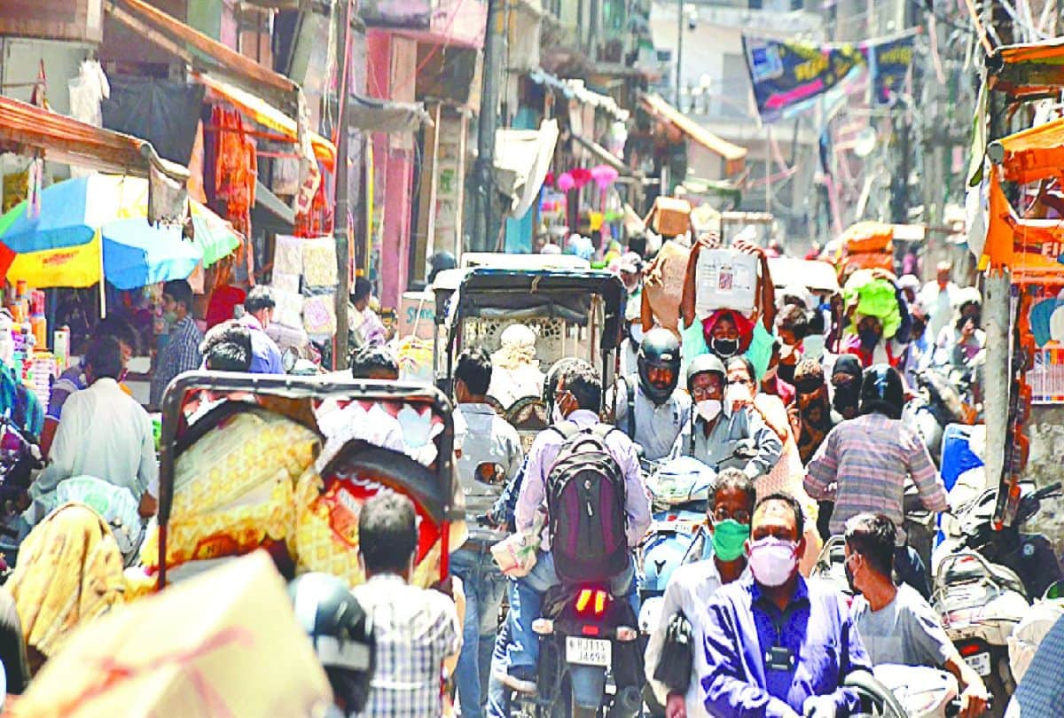 crowd gathered in market of agra after corona curfew relaxation