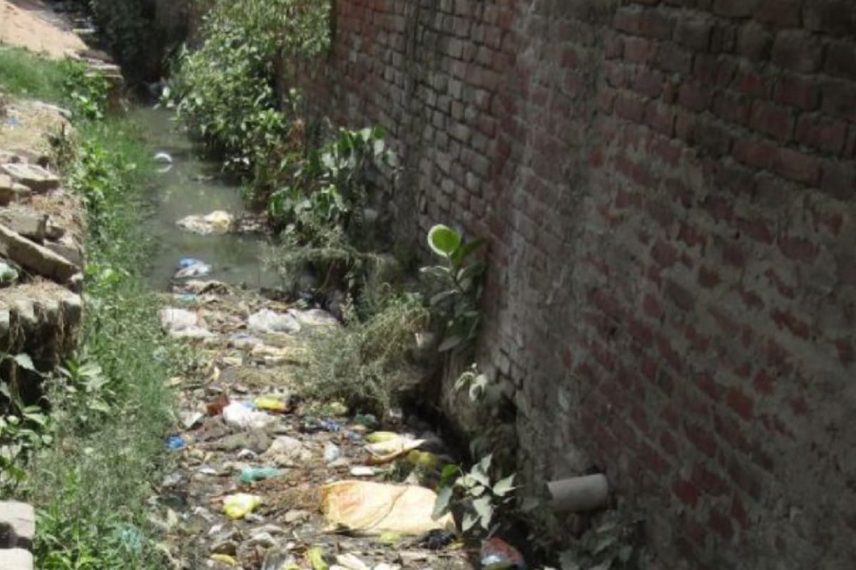 Amar Ujala Ground Report: Drains have not been cleaned for many years in Meerut