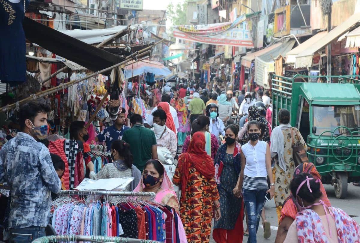 crowd gathered in market of agra after corona curfew relaxation