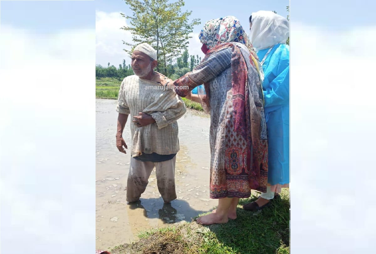 coronavirus in jammu kashmir Vaccination drive at town pulwama by Tabassum ara