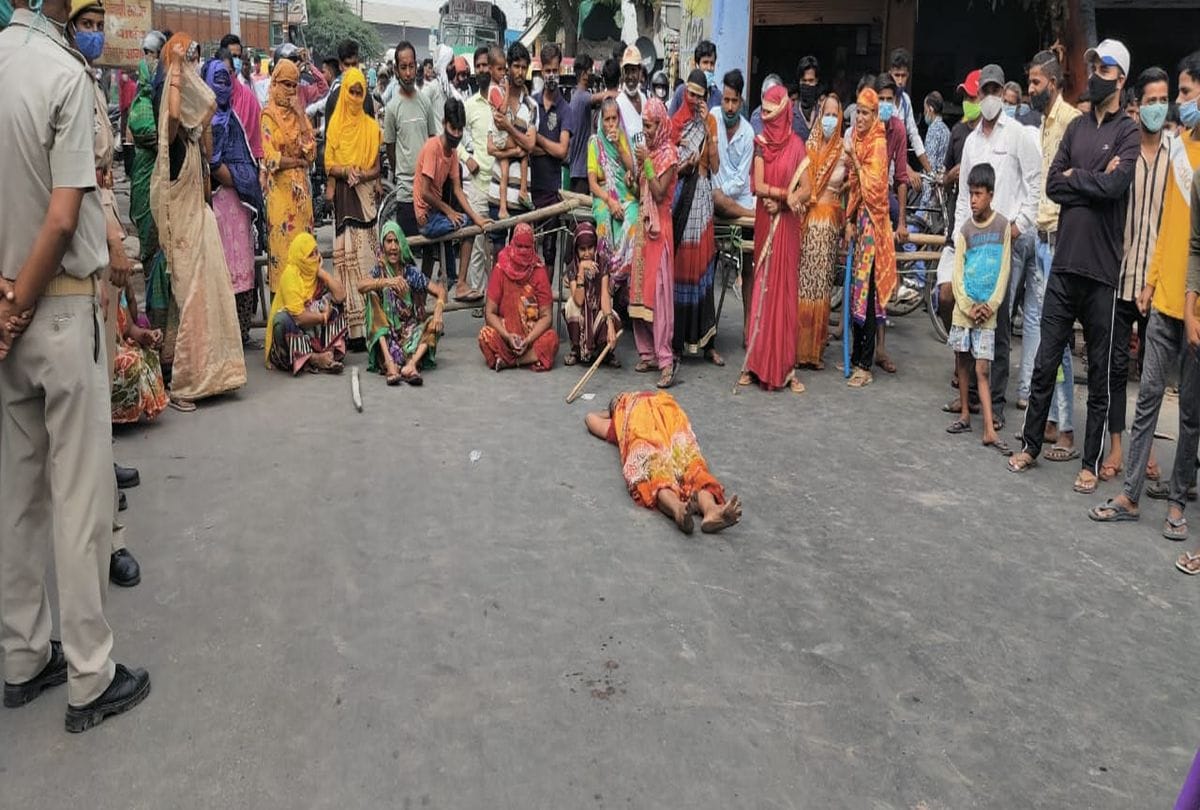 Woman Protests For Water Block Road In Agra Hindi News