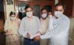 मेरठ में शहीद अभिनव चौधरी के परिजनों को चैक सौंपते विधायक सहेंद्र सिंह रमाला।