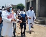 चाबरी कॉलोनी में सैनिटाइजर का छिड़काव करते डॉ. अशोक तंवर।