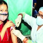 आगरा में टीकाकरण: वैक्सीन लगवाती युवती
