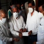 शहीद अभिनव के पिता को चैक सौंपते भाजपा नेता।