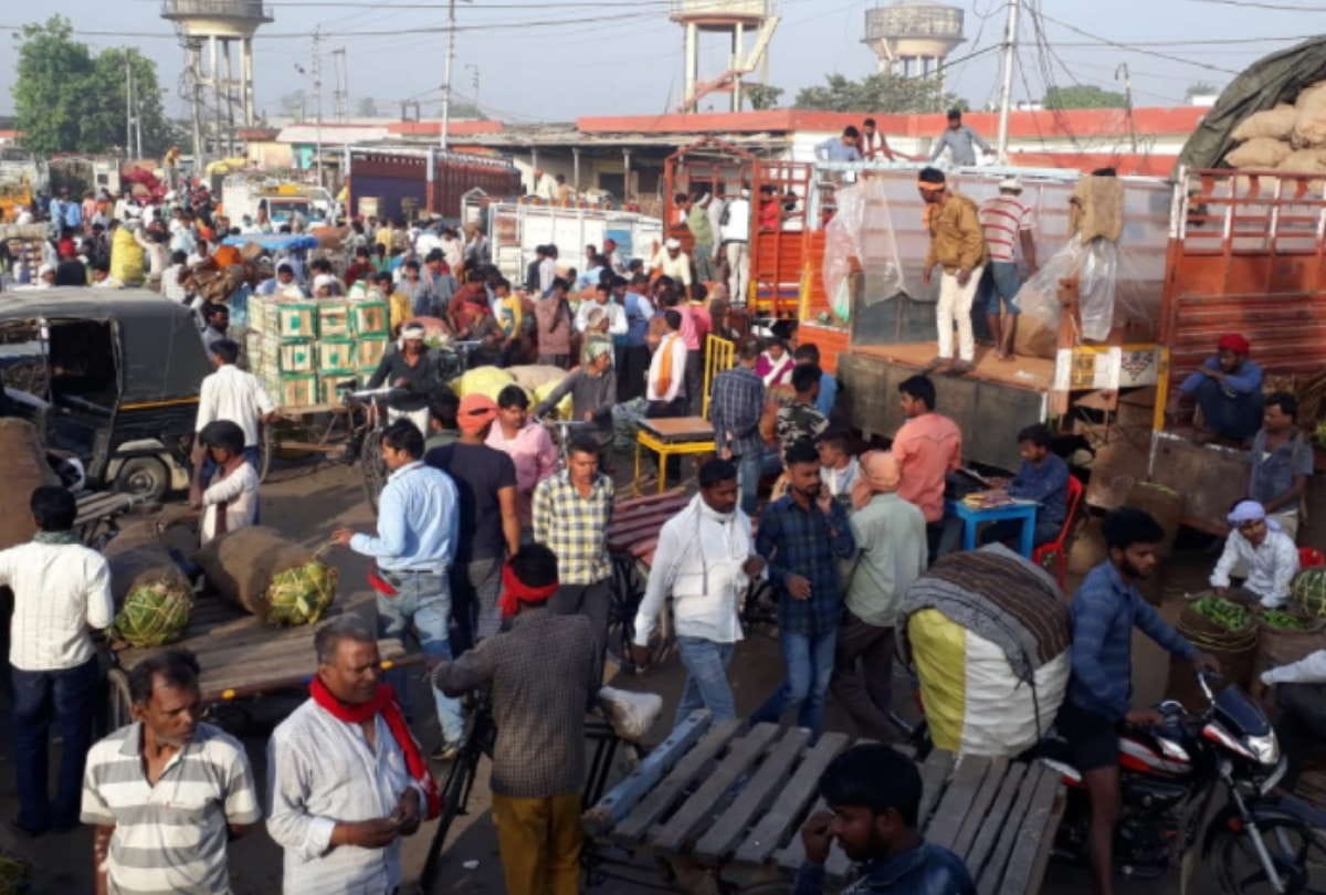 Covid Protocols rule break in mahewa mandi of Gorakhpur
