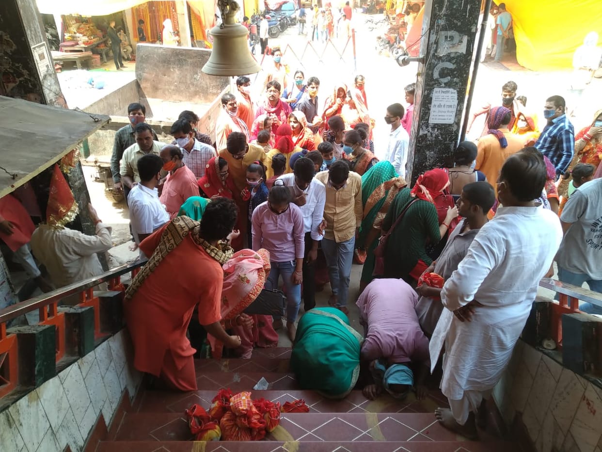 maa vindhyavasini temple in mirzapur closed due to weekend lockdown Devotees worship from stairs